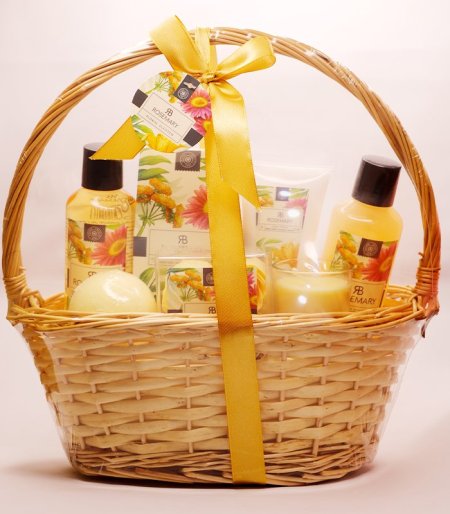 مجموعة هدايا الحمام برائحة الأزهار في سلة صفصاف (Floral Scented Willow Basket Bath Gift Set)